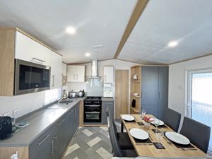 Kitchen/Dining - click for photo gallery